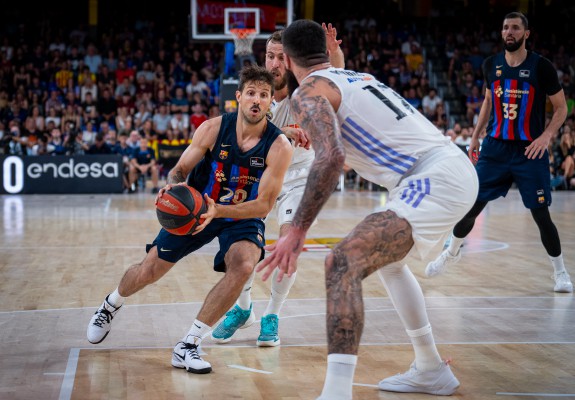 A treia finală consecutivă între Barcelona și Real Madrid a început cu victoria catalanilor