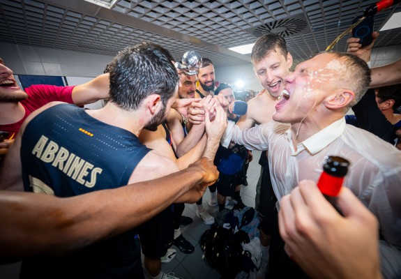 Barcelona câștigă titlul în Spania după ce a învins-o cu 3-0 pe Real Madrid