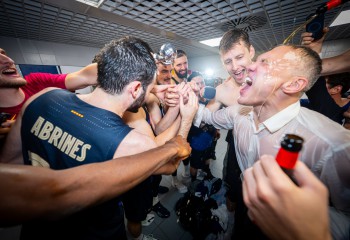 Barcelona câștigă titlul în Spania după ce a învins-o cu 3-0 pe Real Madrid