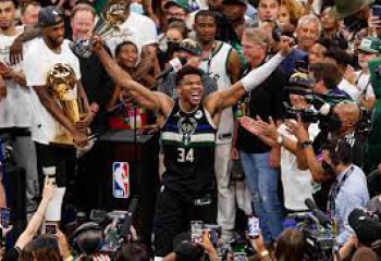 Giannis Antetokunmpo și-a prelungit contractul cu Milwaukee pentru încă trei sezoane