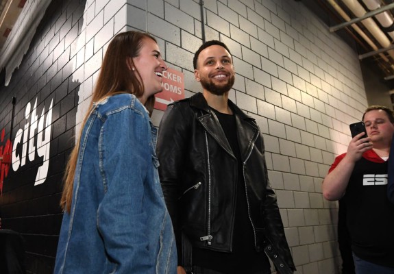 Steph Curry și Sabrina Ionescu se vor duela într-un concurs de aruncări de la distanță