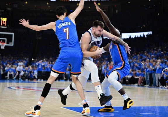 Cleveland Cavaliers și Dallas Mavericks au reacționat în semifinalele de conferință