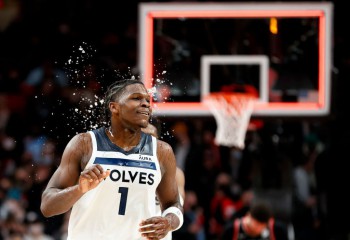 Minnesota Timberwolves trece de campioana en-titre și se califică în finala Vestului