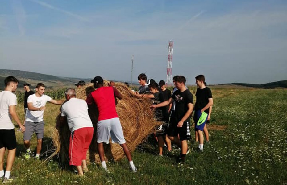 Juniorii lui U-BT Cluj au fost scoși la muncile câmpului de antrenor. Galerie foto