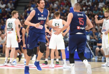 Nikola Jokic și Boban Marjanovic, un duo impozant sub panou pentru naționala Serbiei. Video