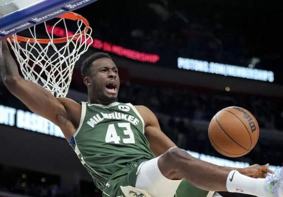 Thanasis Antetokounmpo revine la Milwaukee Bucks