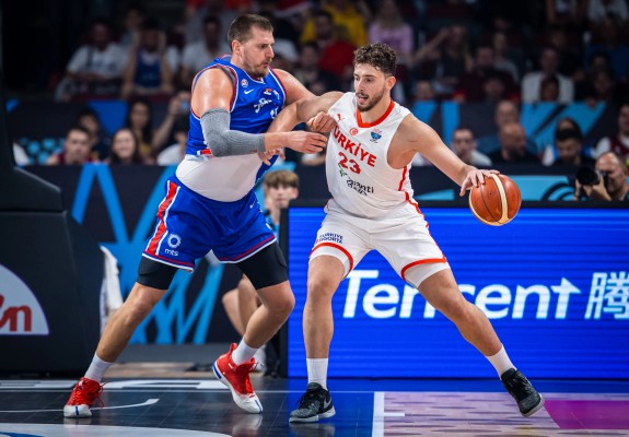 Alperen Șengun a trecut cu brio examenul maturității de la EuroBasket, în confruntarea cu Nikola Jokic
