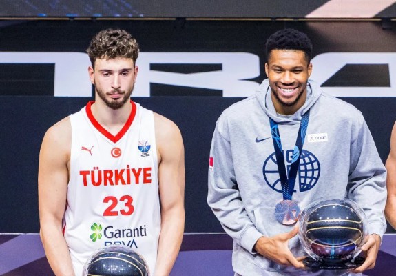 Schimb de contre între Giannis Antetokounmpo și Alperen Șengun la EuroBasket 2025