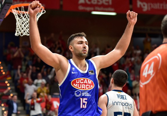 Emi Cățe, double-double împotriva fostei echipe