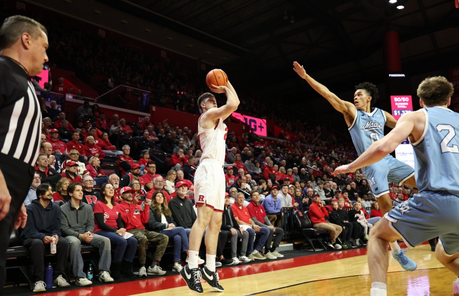 Denis Bădălău, „one man show” în prima repriză a confruntării cu Maine Black Bears. VIDEO