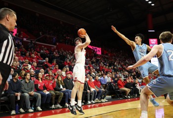 Denis Bădălău, „one man show” în prima repriză a confruntării cu Maine Black Bears. VIDEO