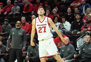 Denis Bădălău, capac à la LeBron James în al treilea start în NCAA. VIDEO
