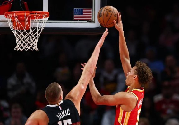Denver Nuggets revine de la un deficit de 23 de puncte și învinge la limită Atlanta Hawks