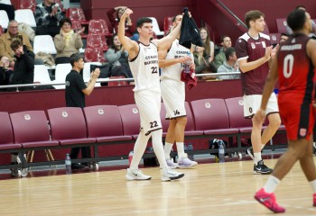 Rapid București recuperează un deficit de 16 puncte în sfertul al patrulea pentru a o învinge pe Petrolul