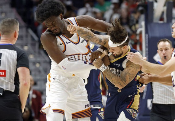 Doi baschetbaliști s-au luat la bătaie în meciul dintre Pelicans și Suns. VIDEO