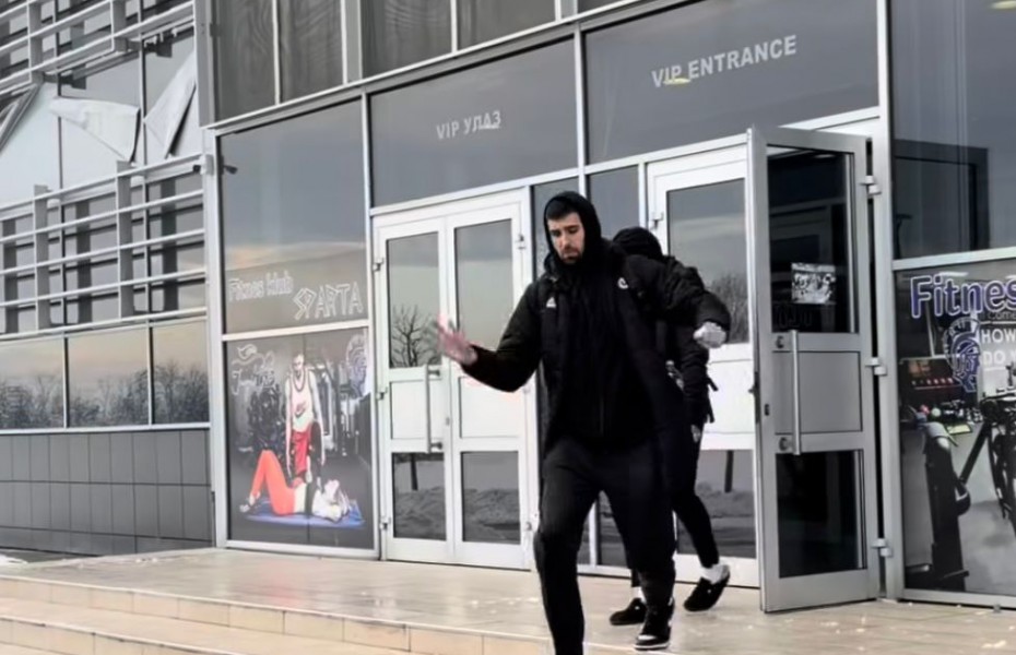 VIDEO. Doi baschetbaliști de la U-BT Cluj, puși în dificultate de gheața din fața sălii lui KK Igokea