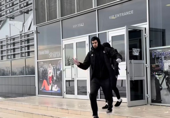 VIDEO. Doi baschetbaliști de la U-BT Cluj, puși în dificultate de gheața din fața sălii lui KK Igokea