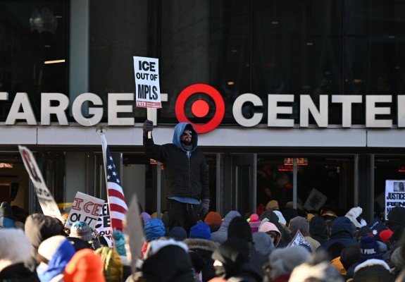 O partidă din NBA a fost amânată după ce un agent ICE a împușcat un bărbat în timpul protestelor