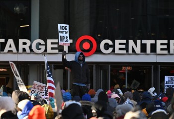 O partidă din NBA a fost amânată după ce un agent ICE a împușcat un bărbat în timpul protestelor