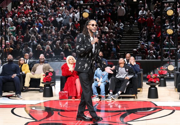 Chicago Bulls a retras oficial numărul 1, purtat de către Derrick Rose, după o ceremonie specială. VIDEO