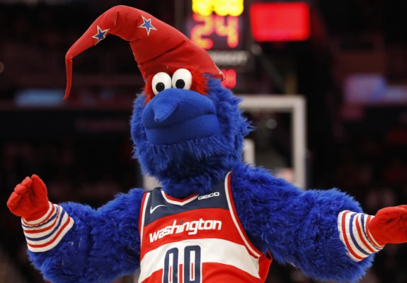 Jaxson Hayes, suspendat un meci fiindcă a împins mascota unei echipe adverse