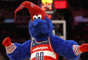 Jaxson Hayes, suspendat un meci fiindcă a împins mascota unei echipe adverse