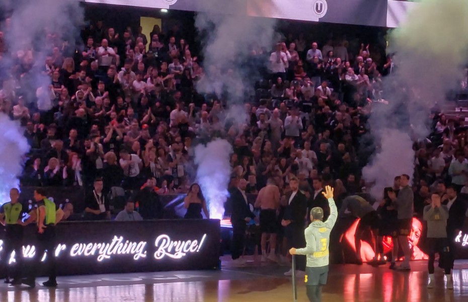 Foto. Omagiu adus lui Bryce Jones înaintea startului duelului dintre U-BT și Aris