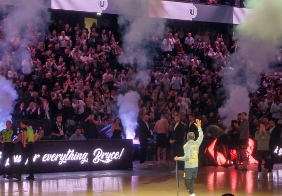 Foto. Omagiu adus lui Bryce Jones înaintea startului duelului dintre U-BT și Aris