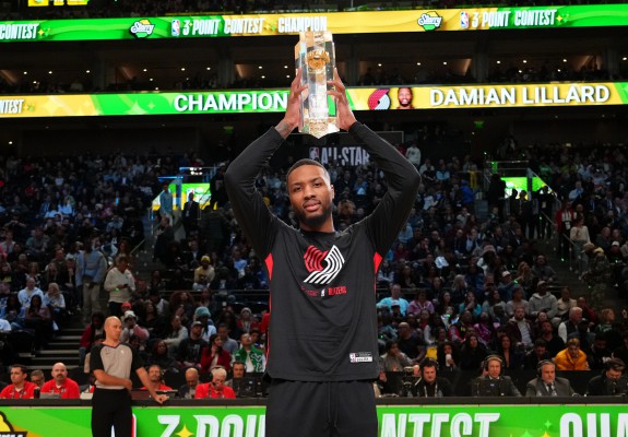 VIDEO. În plină recuperare, Damian Lillard a scris istorie și a câștigat din nou concursul de aruncări de trei de la All-Star Weekend