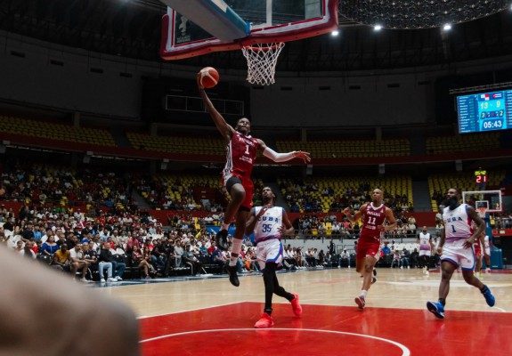 Iverson Molinar, unul dintre cei mai buni baschetbaliști ai Panamei, în victoria cu Cuba