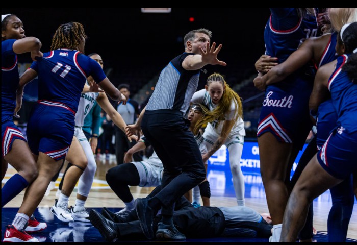 Arbitră făcută knock-out în urma unei bătăi generale în NCAA Women. Video