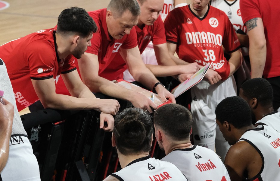 Dinamo București învinge CSM Târgu Mureș în epilogul etapei cu numărul 22