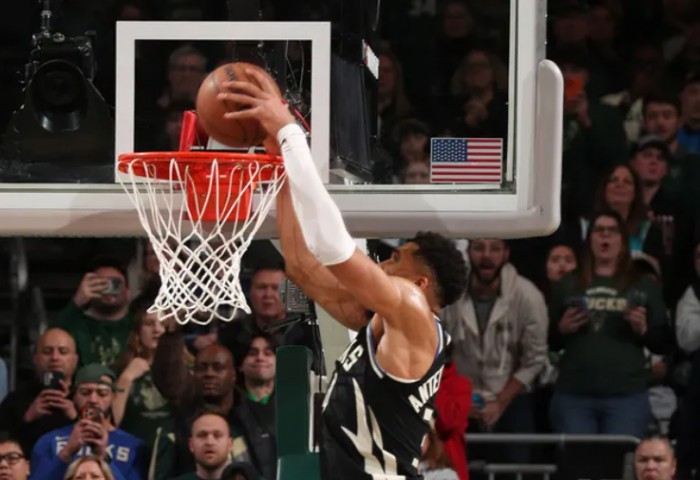 Giannis Antetokounmpo a devenit titularul unui record deținut anterior de Oscar Robertson