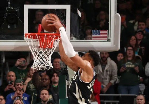 Giannis Antetokounmpo a devenit titularul unui record deținut anterior de Oscar Robertson