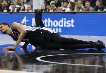 Wembanyama a ieșit accidentat din meciul cu Philadelphia. Video