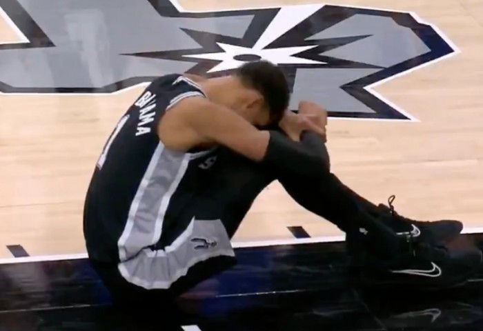 Wembanyama a ieșit accidentat din meciul cu Philadelphia. Video