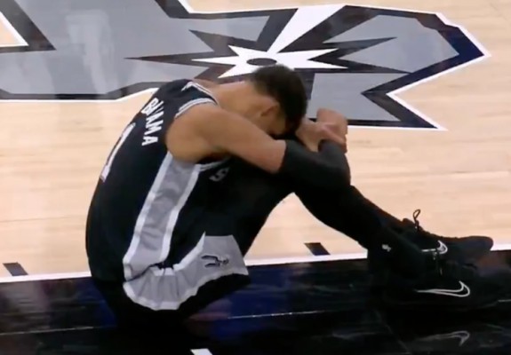 Wembanyama a ieșit accidentat din meciul cu Philadelphia. Video