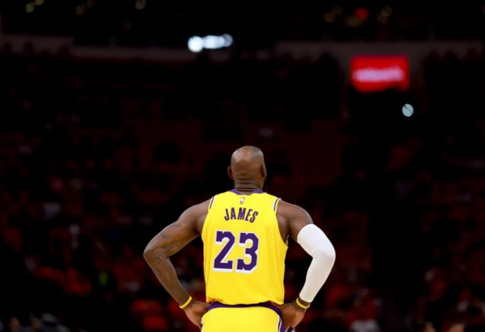 Încă o prestație legendară pentru LeBron James în seria cu Houston Rockets. Video