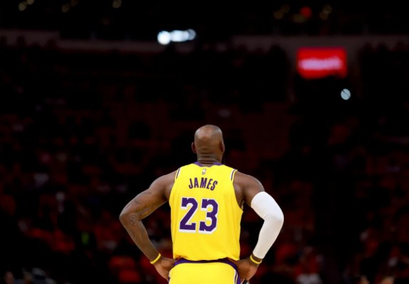 Încă o prestație legendară pentru LeBron James în seria cu Houston Rockets. Video