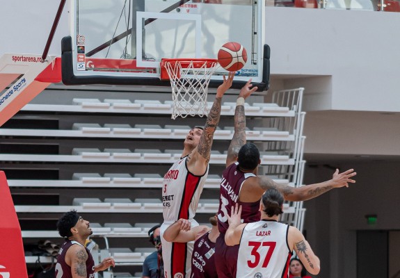 Dinamo câștigă derby-ul cu Rapid și egalează la general în seria de play-off din LNBM