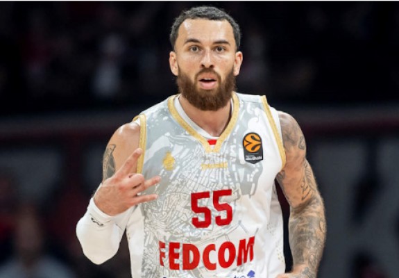 Mike James a fost sancționat pentru comportamentul intimidant față de arbitrii