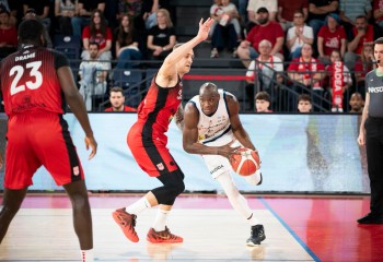 Dinamo scapă printre urechile acului și egalează la general semifinala cu CSM Oradea