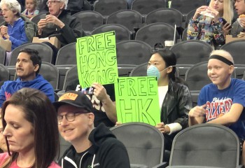 Doi fani cu pancarte pro-Hong Kong au fost dați afară de la meciul Philadelphiei 76ers