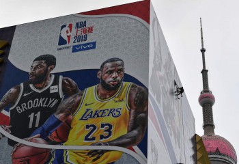 Los Angeles Lakers și Brooklyn Nets au jucat în China, într-o atmosferă încărcată