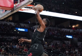 James Harden a avut un dunk anulat pe nedrept de arbitri în partida cu San Antonio Spurs. Video