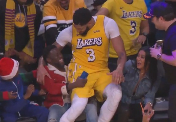Kevin Hart, protagonistul unui moment amuzant la pauza meciului dintre Lakers și Clippers. Video