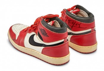 O pereche de Nike Air Jordan I purtată de Michael s-a vândut cu 560.000 de dolari