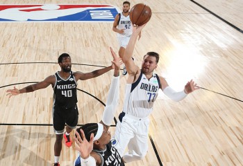 Luka Doncic, triple-double spectaculos în victoria cu Sacramento Kings. Video