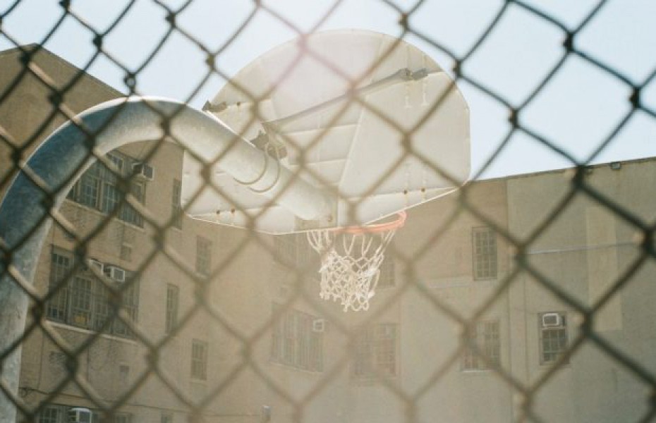Care este legea care te lasă să joci baschet în curtea școlii