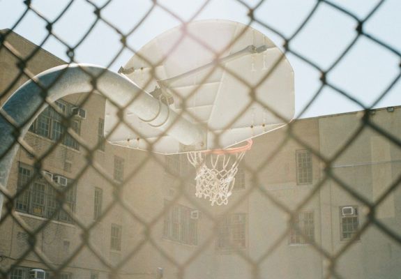 Care este legea care te lasă să joci baschet în curtea școlii